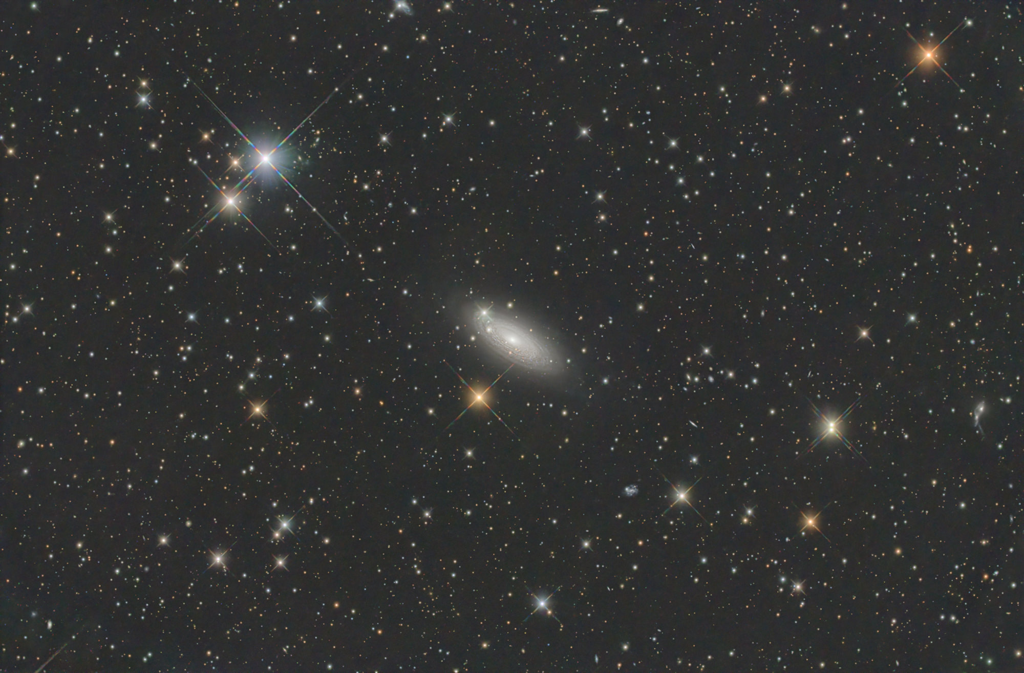 NGC2841 ist eine Spiralgalaxie im Sternbild Großer Bär am Nordsternhimmel.